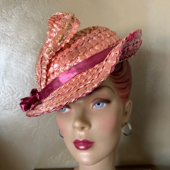 CHARMING 1960s' SALMON/PINK STRAW FEDORA WITH STRAW "FEATHER" & PEARLS - Picture 8 of 13